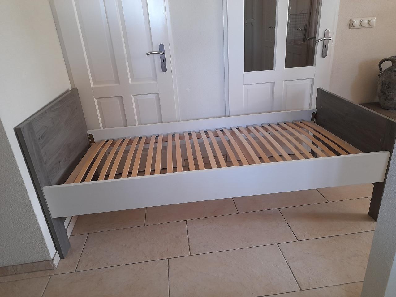 Stevig 1 persoons bed 90 x 200 (in goede nette staat )
