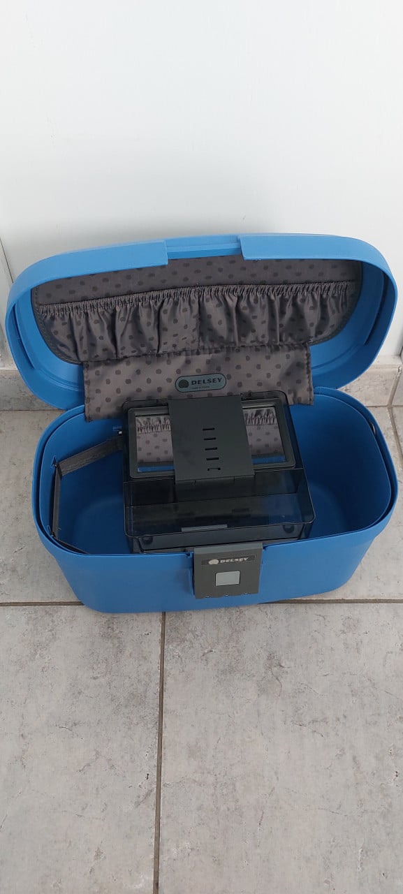 Blauwe beauty case van Delsey