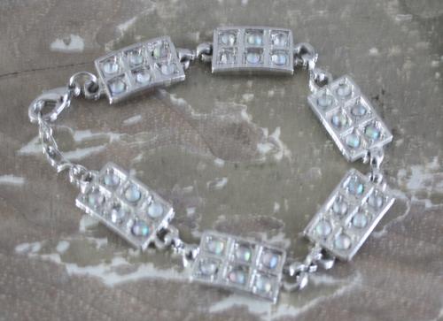 Zilverkleurige armband met steentjes