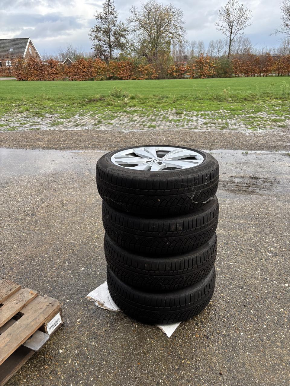 VW winterbanden op lichtmetalen velg. GERESERVEERD!!