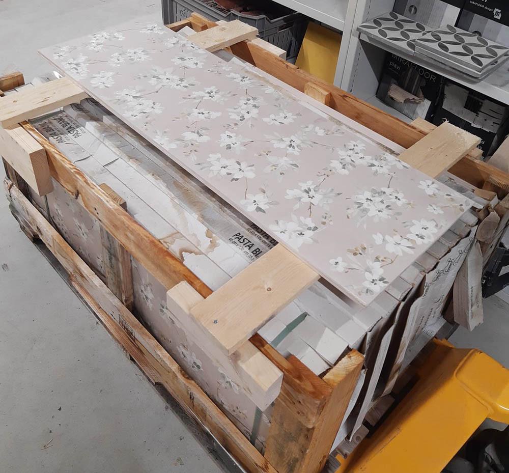 3035-283 Decor tegel met bloemen, roze, 40x120 cm, van € 87,31/m² voor