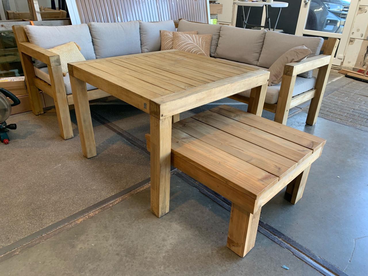 Hardhouten Loungeset met hoge tafel en salontafel en kussens.
