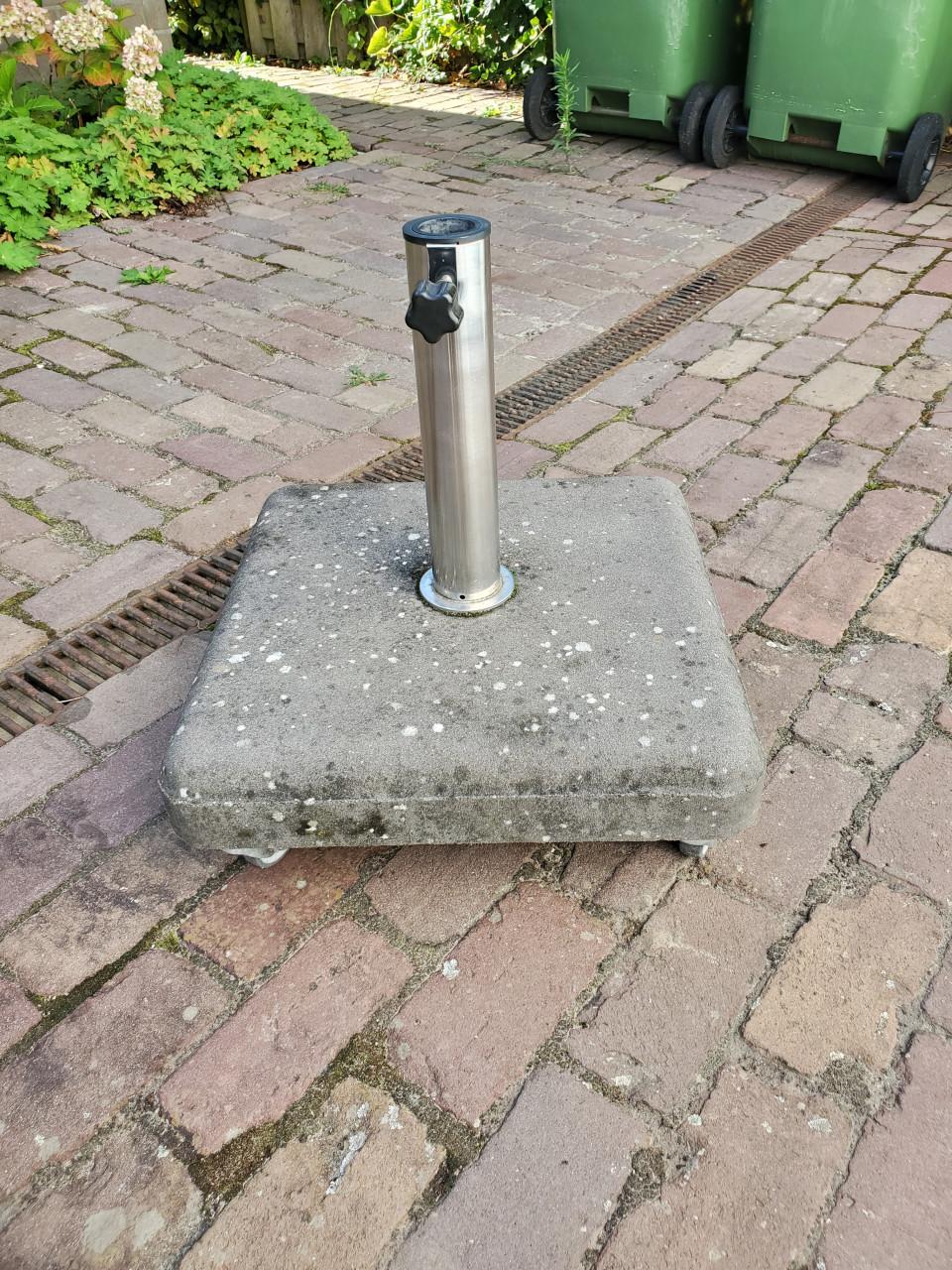 Mooie parasol met betonvoet