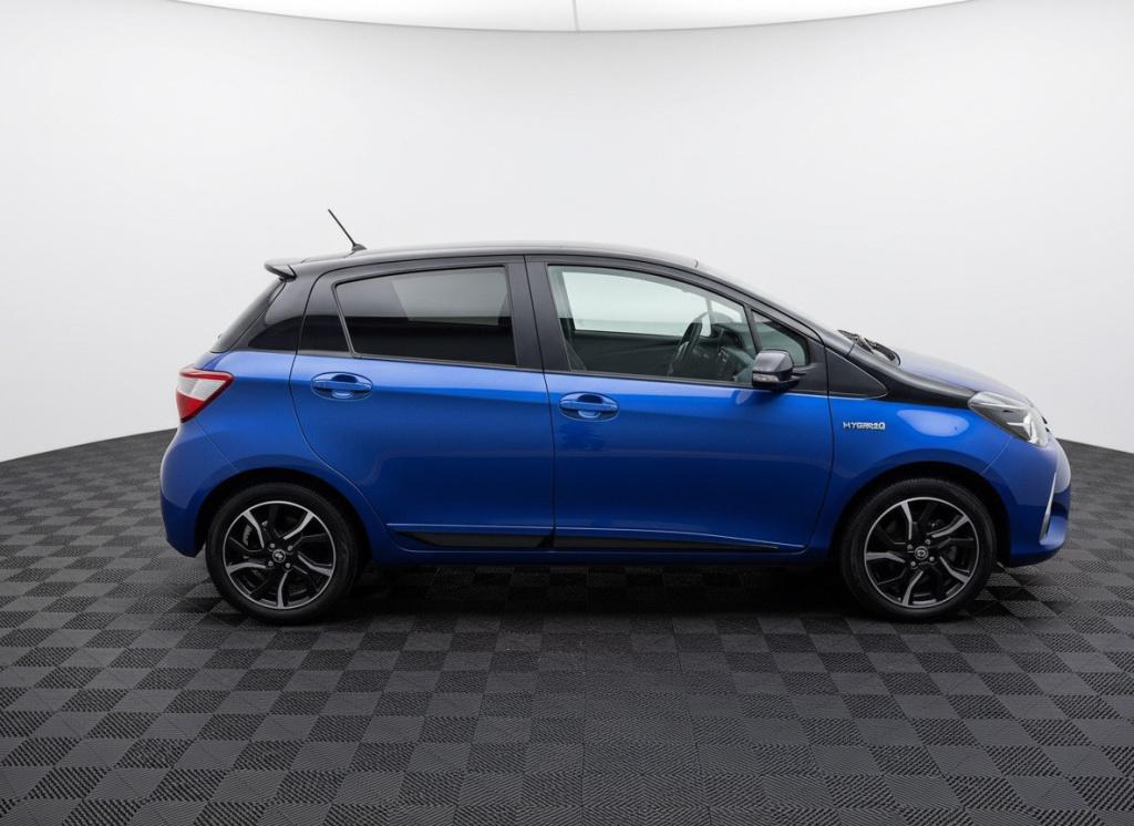 Toyota Yaris 1.5 hybrid bi-tone