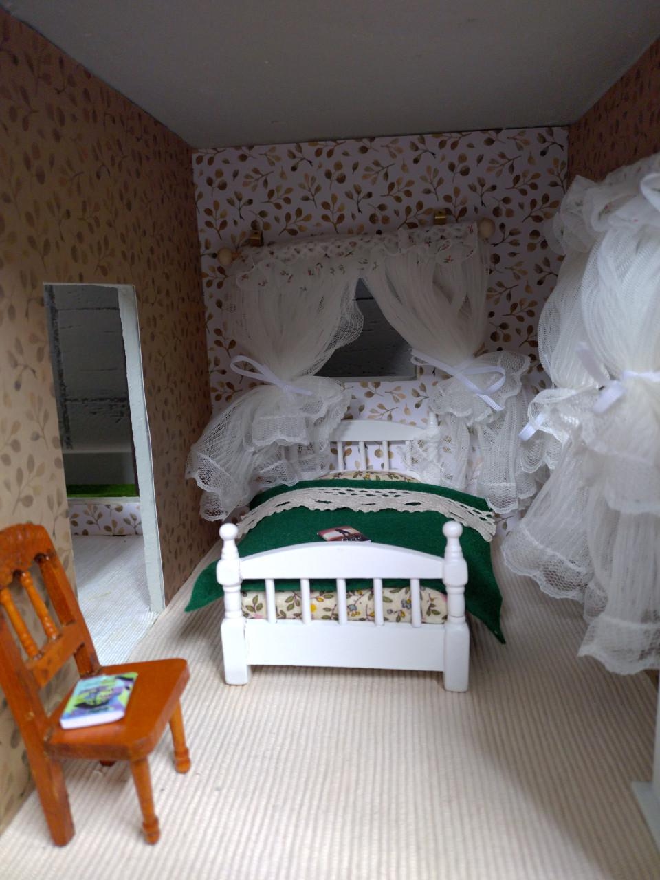 Leuk en groot houten poppenhuis inclusief meubels en poppen 80 x 80