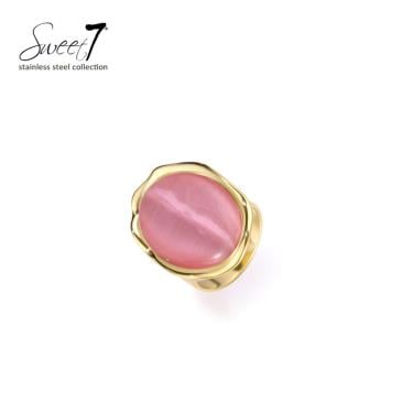 Ring met roze steen en goudkleurige rand en stijlvolle uitstraling.