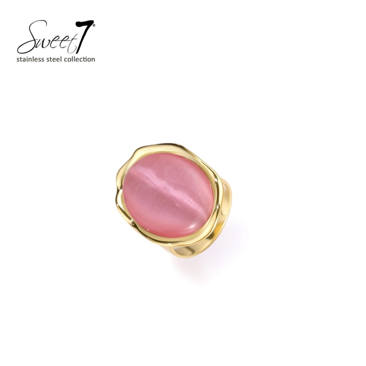 Ring met roze steen en goudkleurige rand en stijlvolle uitstraling.