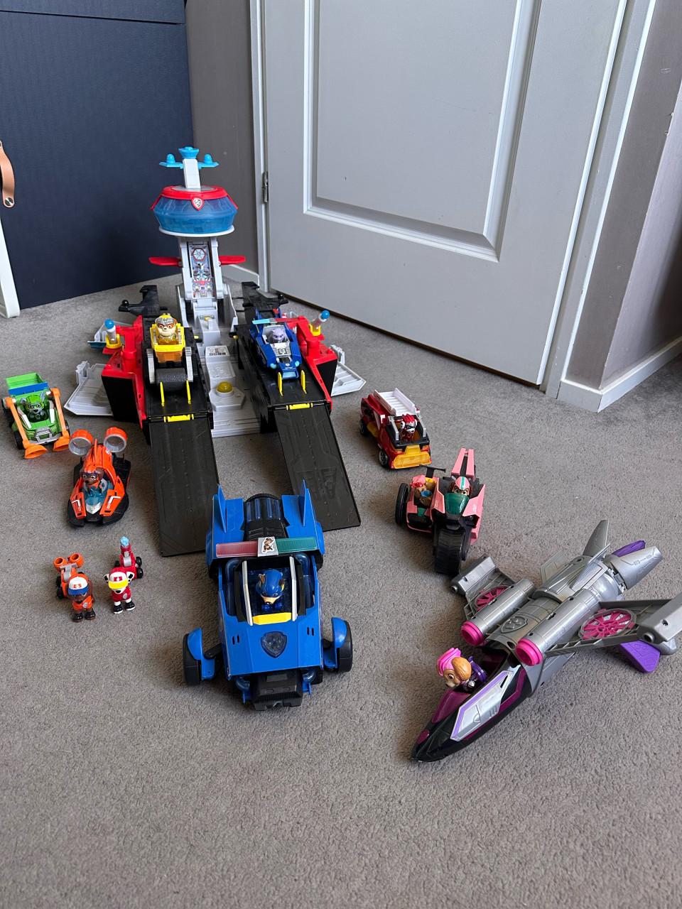 Paw patrol vliegdekschip hoofdkwartier met voertuigen en pups