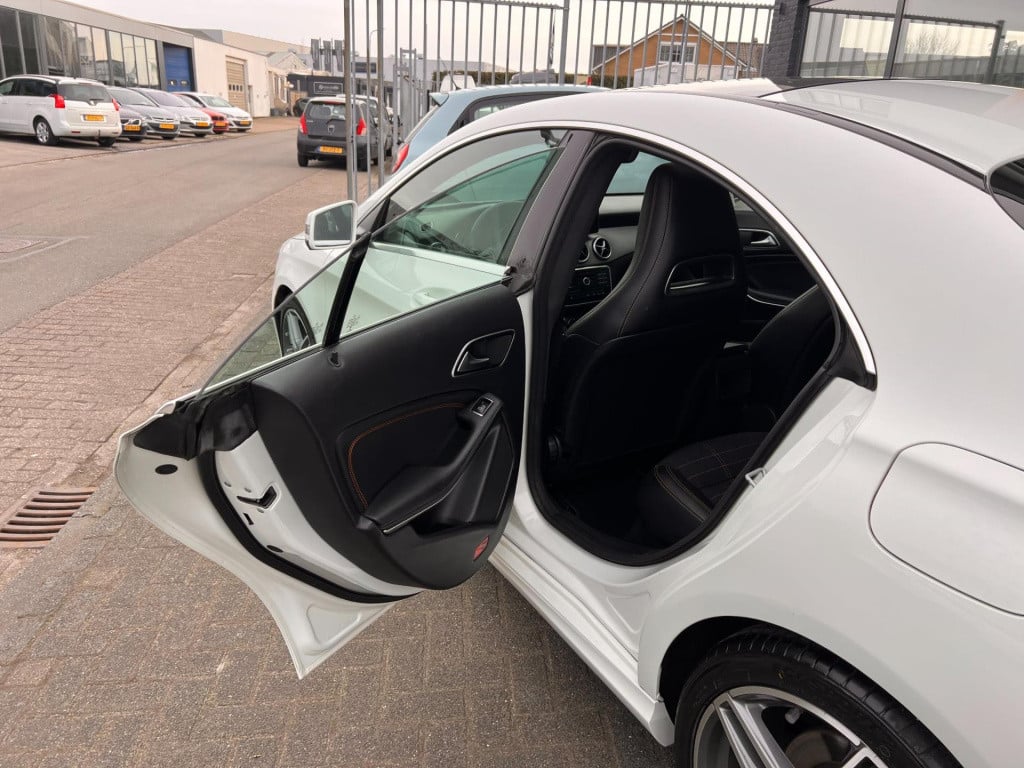 Mercedes-Benz Cla 180 business solution amg