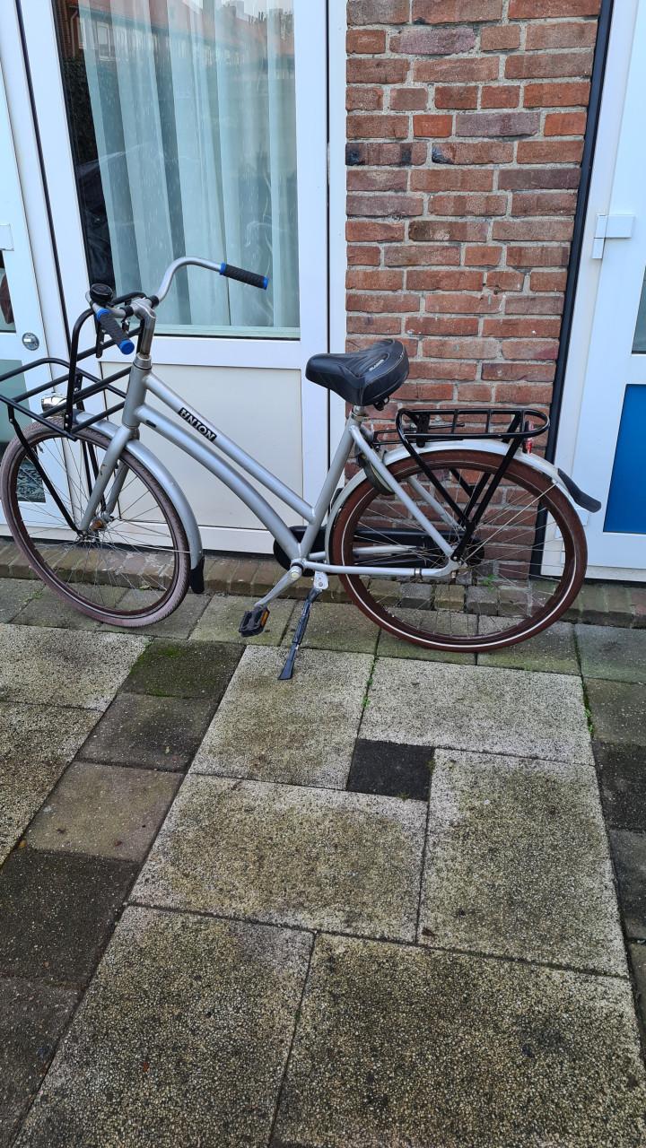 Dames fiets UNION met nieuw voordrager- Traprem achter-slot AXA