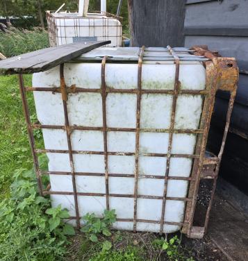 Ibc tanks diverse modellen water hooi of voerbak schuilhok
