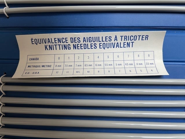 Map met breinaalden.