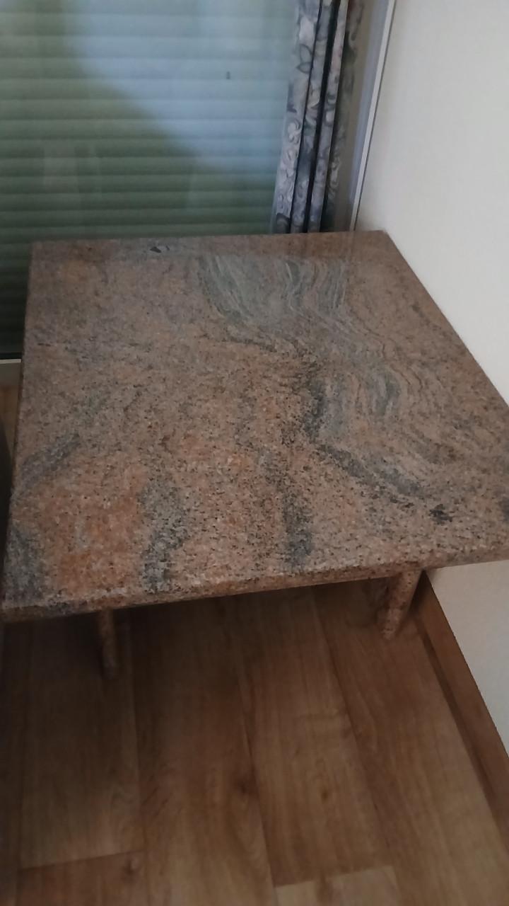 Tafel bijzettafel natuursteen handgemaakt beetje rode kleuren met vak