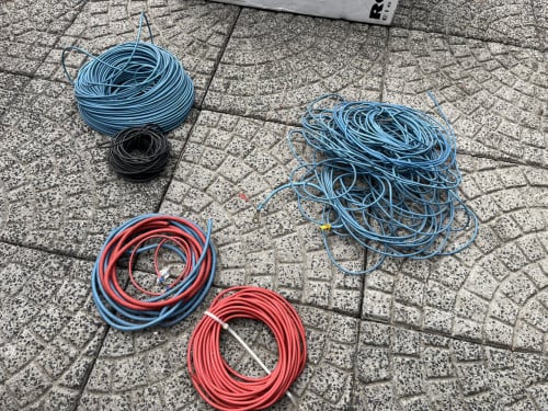 Installatiedraad met harde kern en bundeldraad. Accudraad