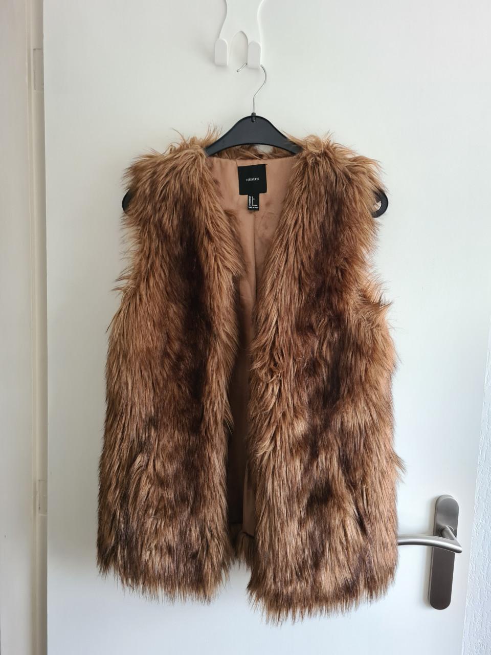 Mooie bruine fake fur lange bodywarmer van Forever21  Maat L