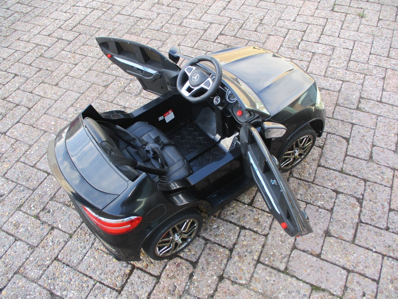 Zgan Mercdes op 12 volt accu met de afstandbediening
