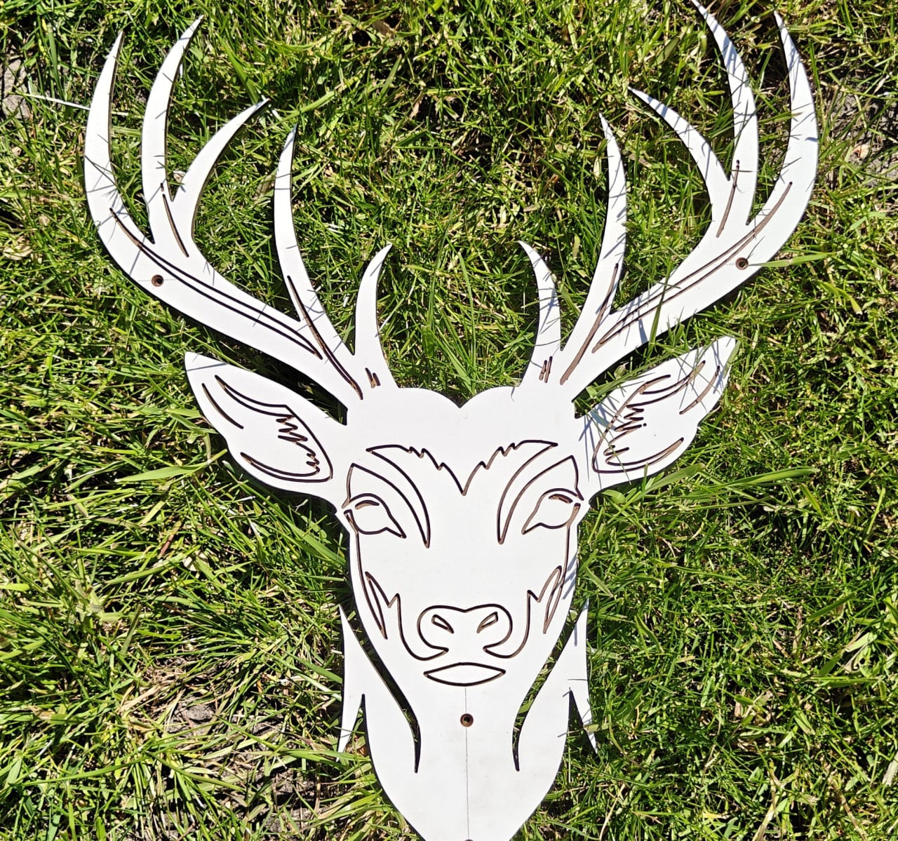 Te koop Hert gemaakt van trespa.