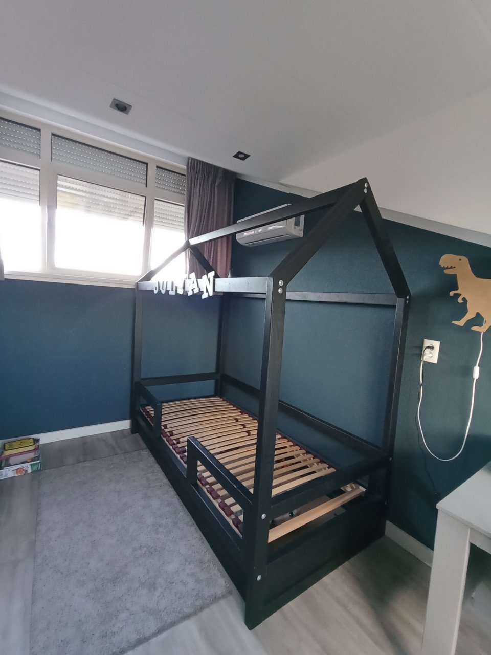 Bedhuisje in zeer goede staat, kleur zwart