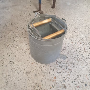 Zinken emmer met wringermechanisme