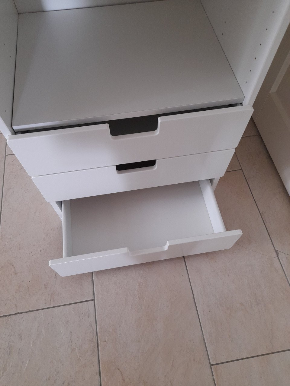 Kastje met 3 laden en 1 plank (in goede staat ) 50 x 60 x 129H