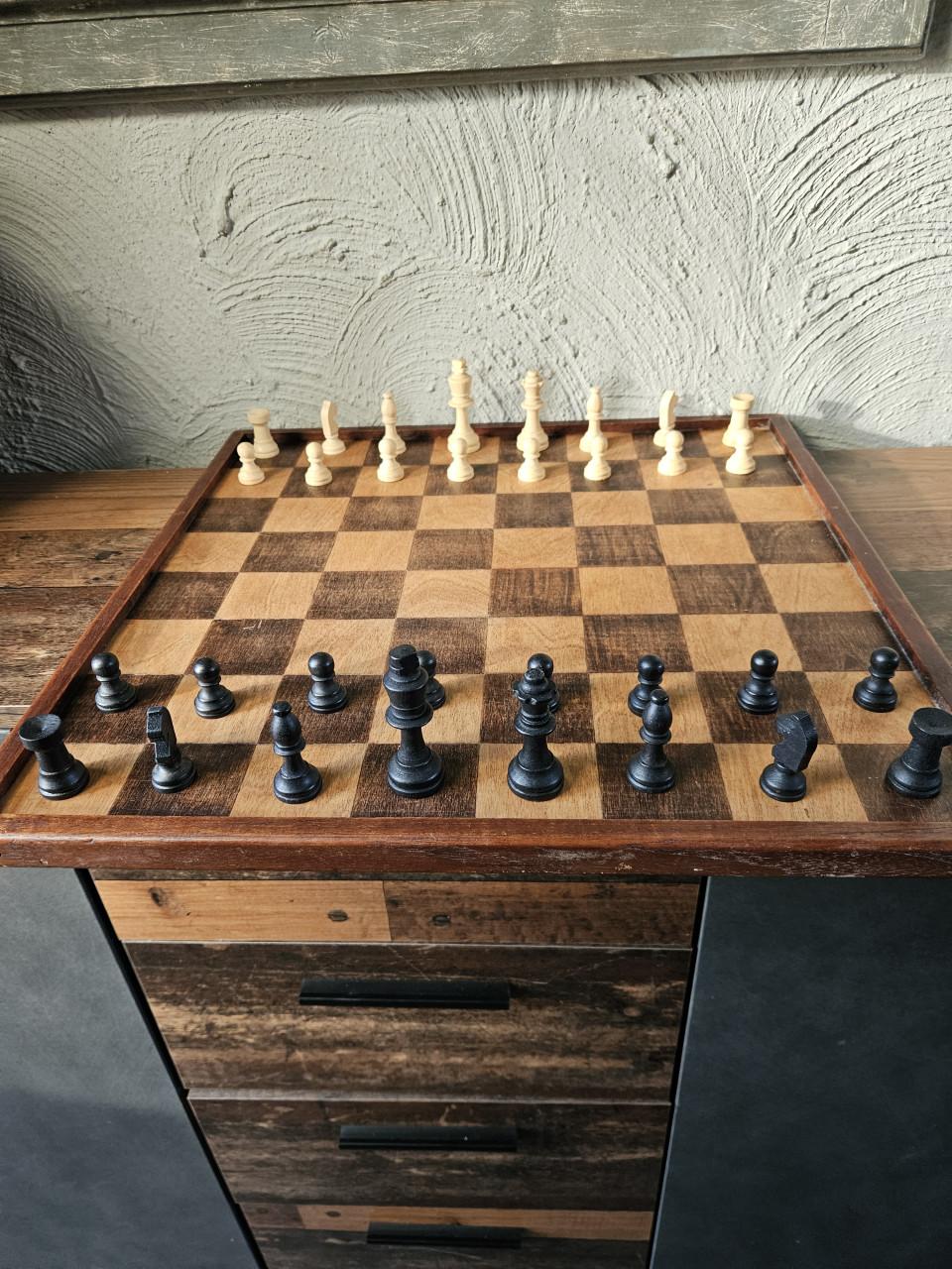 Groot antiek houten schaakspel met opbergdoosje, zeer nette staat