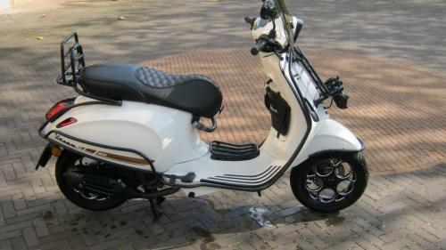 TE KOOP VESPA SPRINT IGET UIT NOVEMBER 2021  VOOR 2950 EURO
