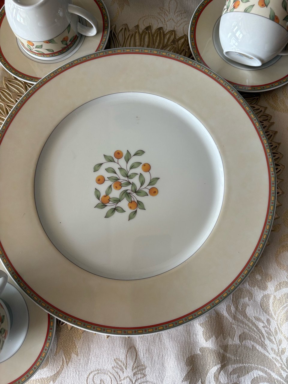 Groot bord met 4 kop+ schotels van Art Design  Koffietijd