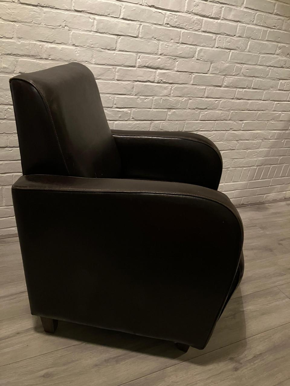 Faux leren stoel zoekt eigenaar!  Voor 5 euro mag die mee