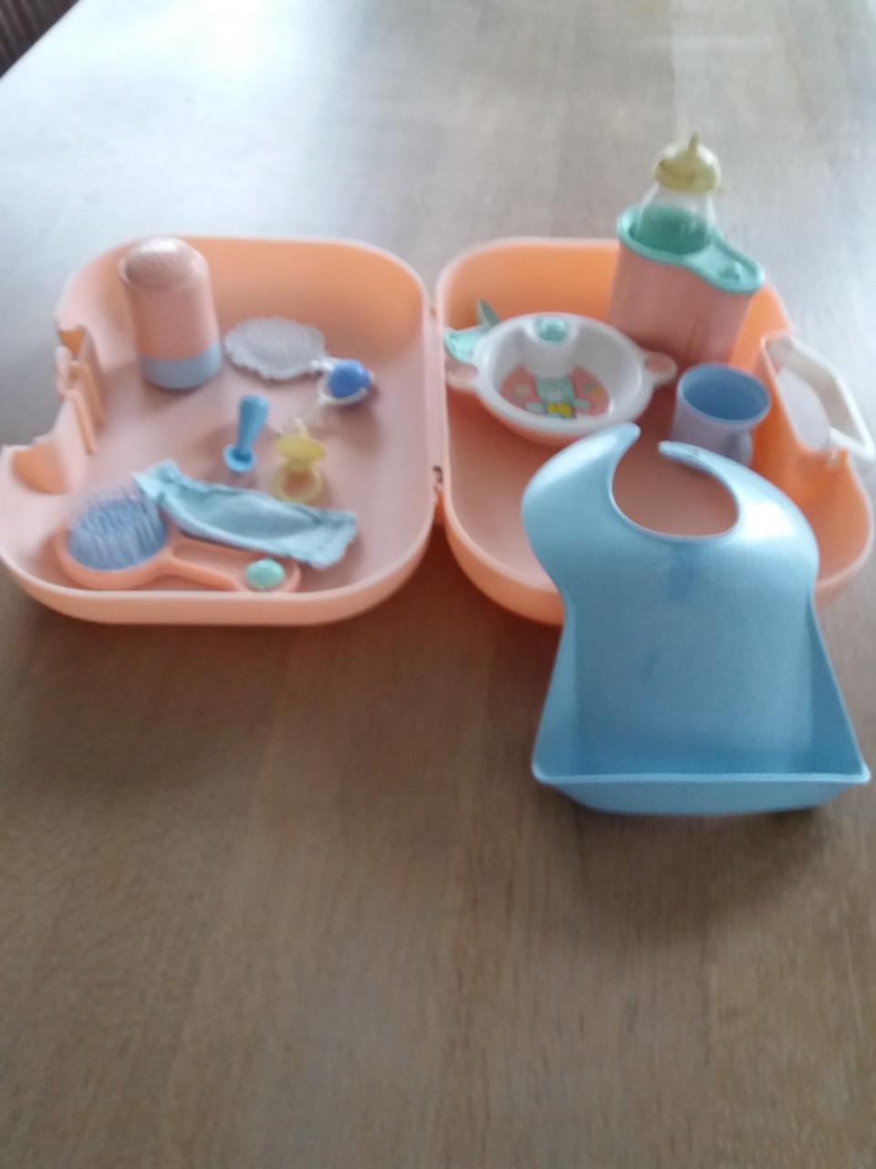 Te koop: Koffertje met poppenspulletjes
