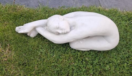2 witte betonnen tuinbeelden