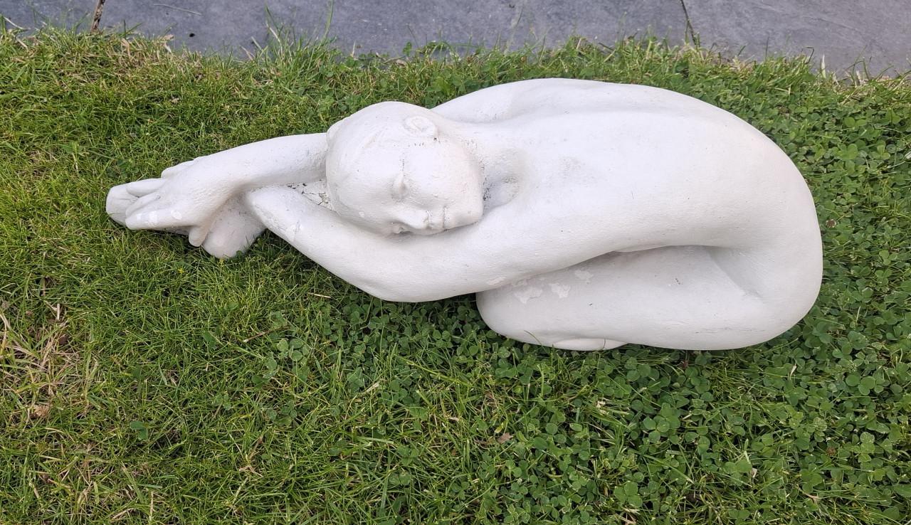 2 witte betonnen tuinbeelden