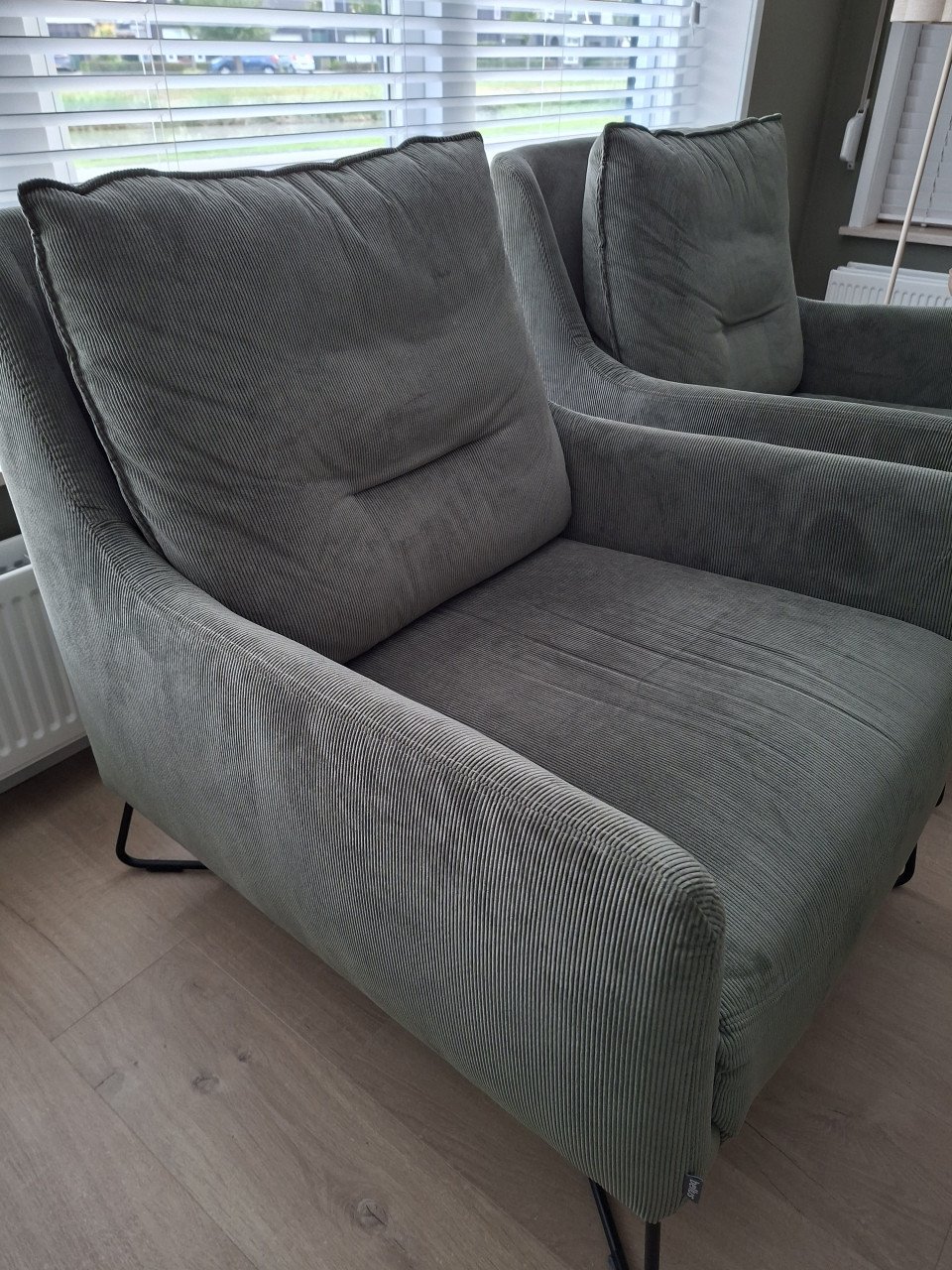 Prachtige groengrijze ribstof fauteuils van het merk Bellus