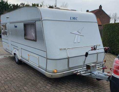LMC 560 Dominant met voortent en mover (lengtebedden)