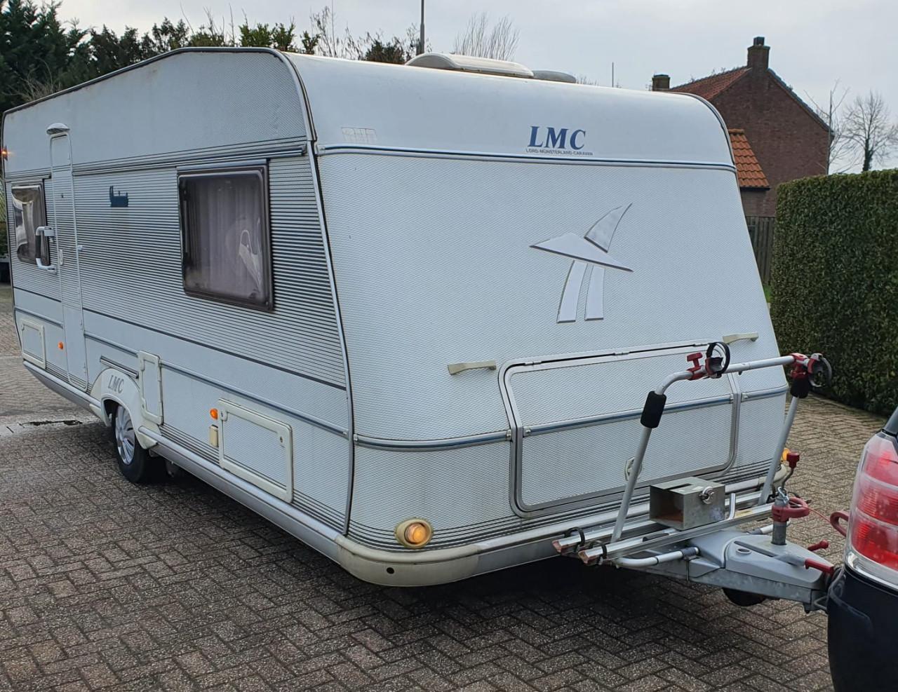 LMC 560 Dominant met voortent en mover (lengtebedden)