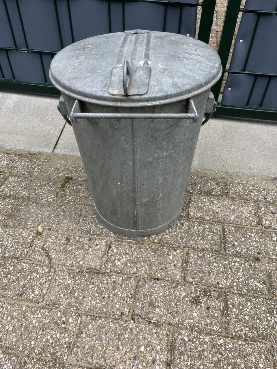 2 Vuilnisemmers staal verzinkt