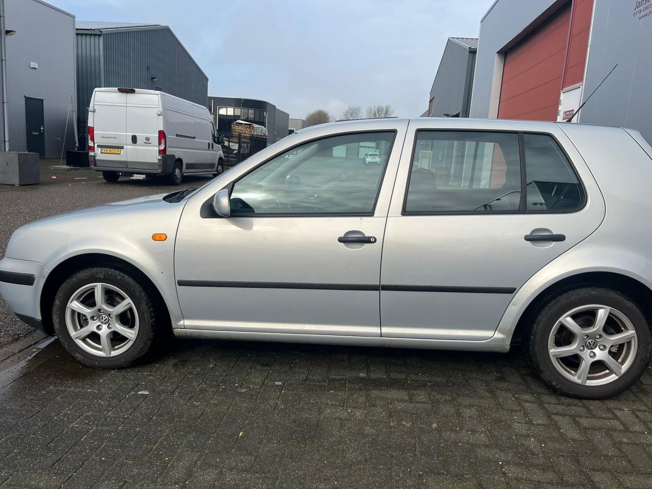 Volkswagen Golf 1.6 Trendline AUTOMAAT, dakraam, trekhaak, goed onderhouden