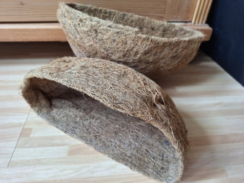 Mand voor in een ruif