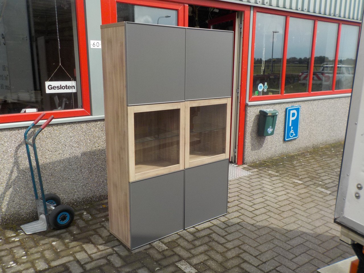 In vrijwel nieuw staat 2 delig wandmeubel opruimprijs 95 euro