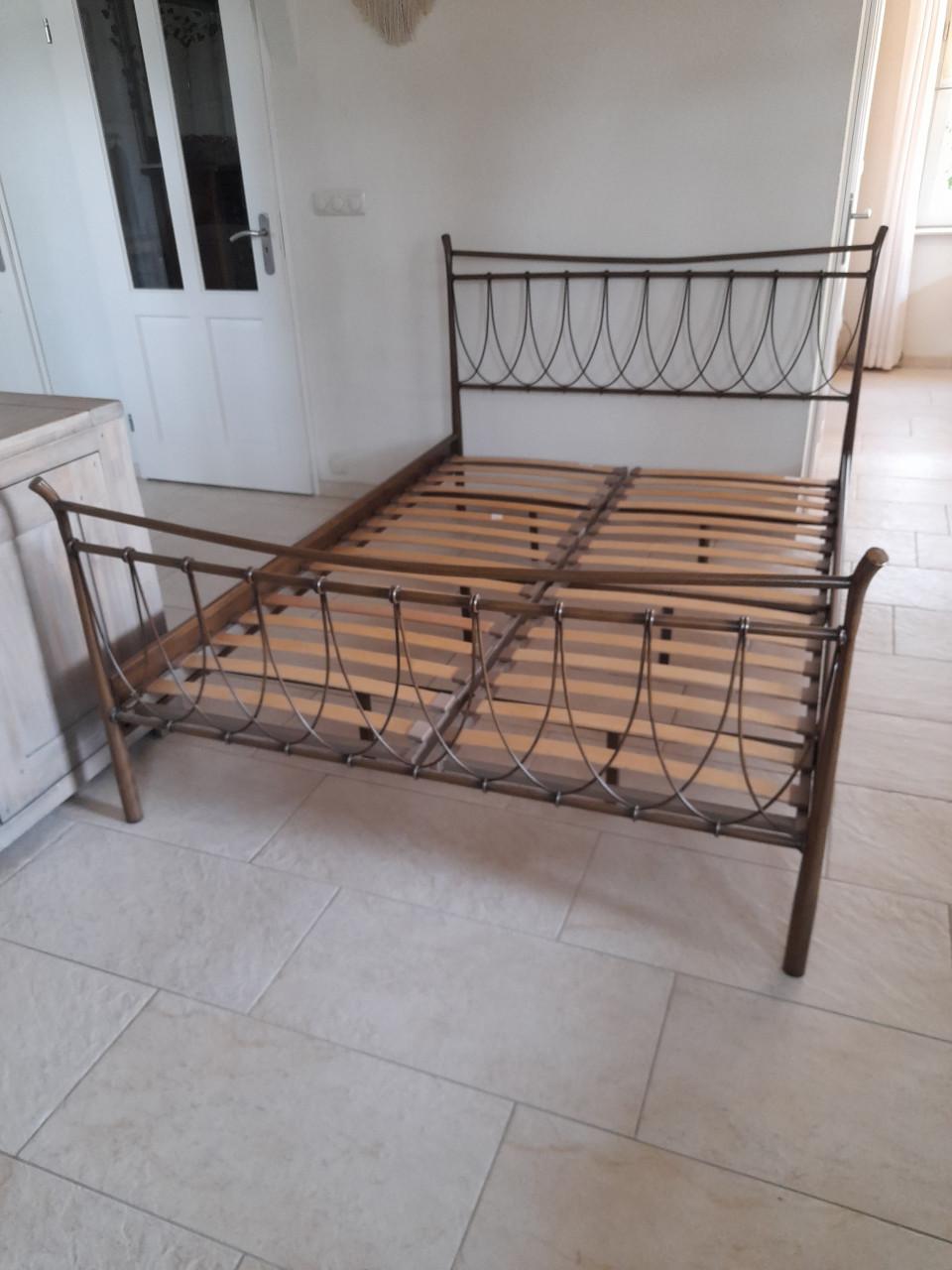 2 persoons bed 140 x 200 ( in goede nette staat )  Eventueel met nachtkast