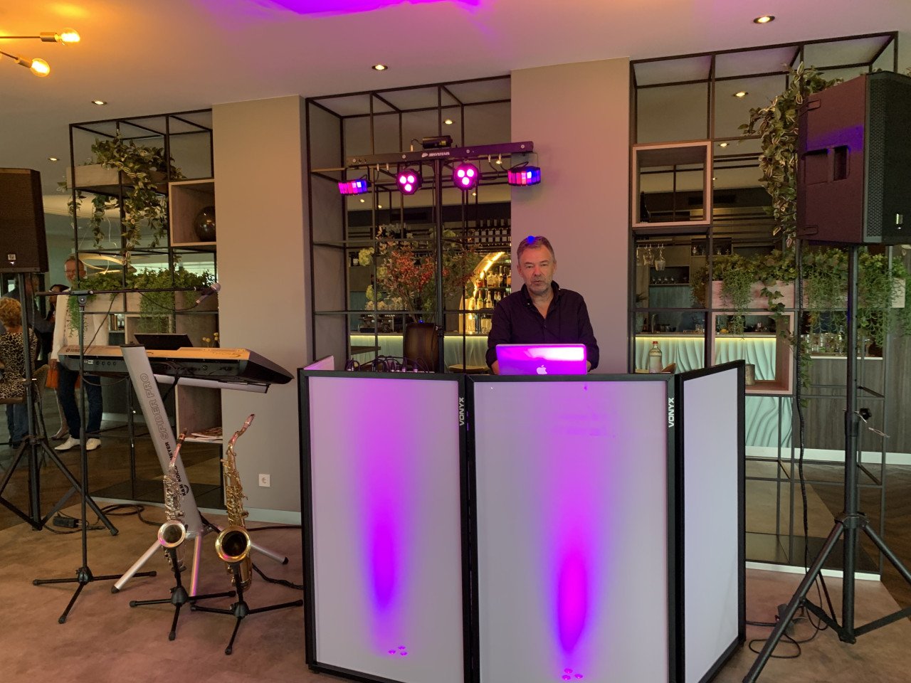 DJ, saxofonist en zanger in 1 persoon? Kan gewoon!!