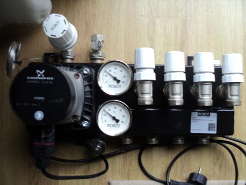 Vrijwel nieuwe 4 groep verdeler vloerverwarming ENERGI ZUINIGE pomp