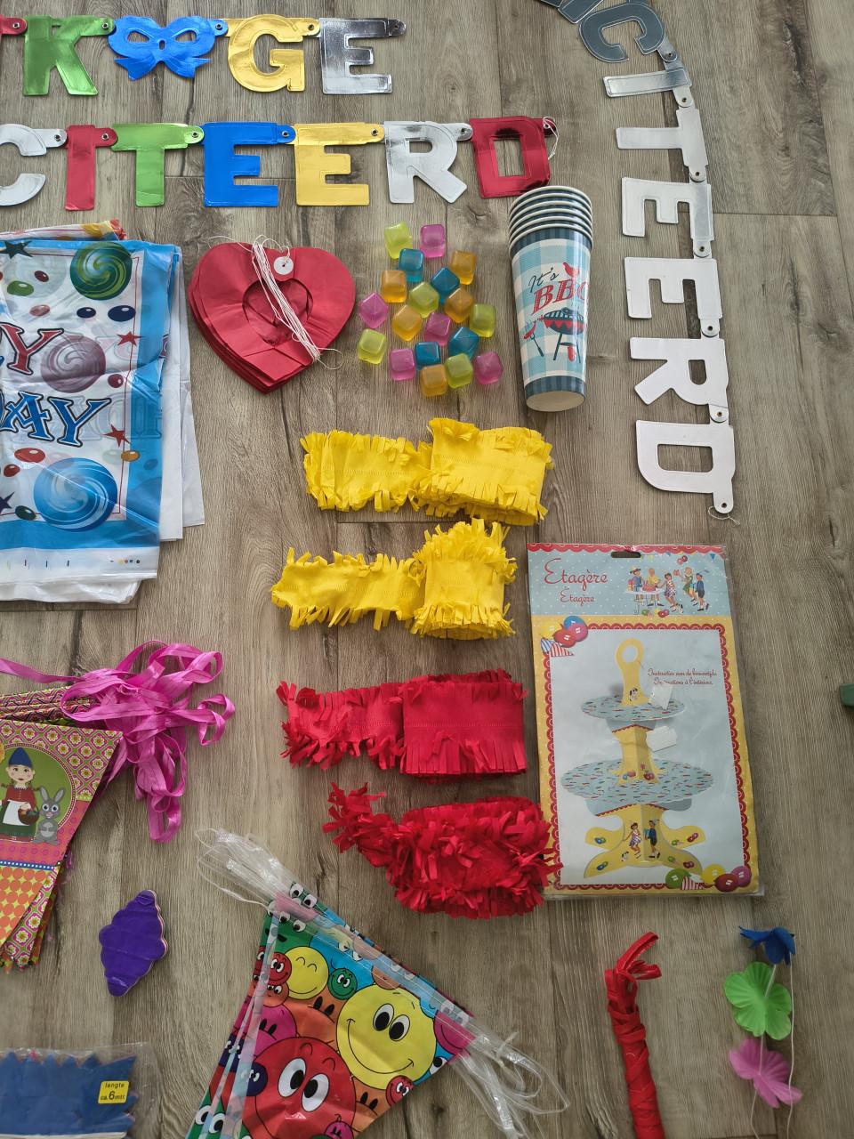 Enorme partij verjaardagsversiering, feest slingers, bekers.