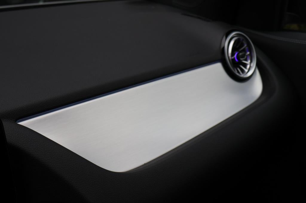 Mercedes-Benz Gla-klasse 180 amg line i 2025 i panorama dak i manufaktur al