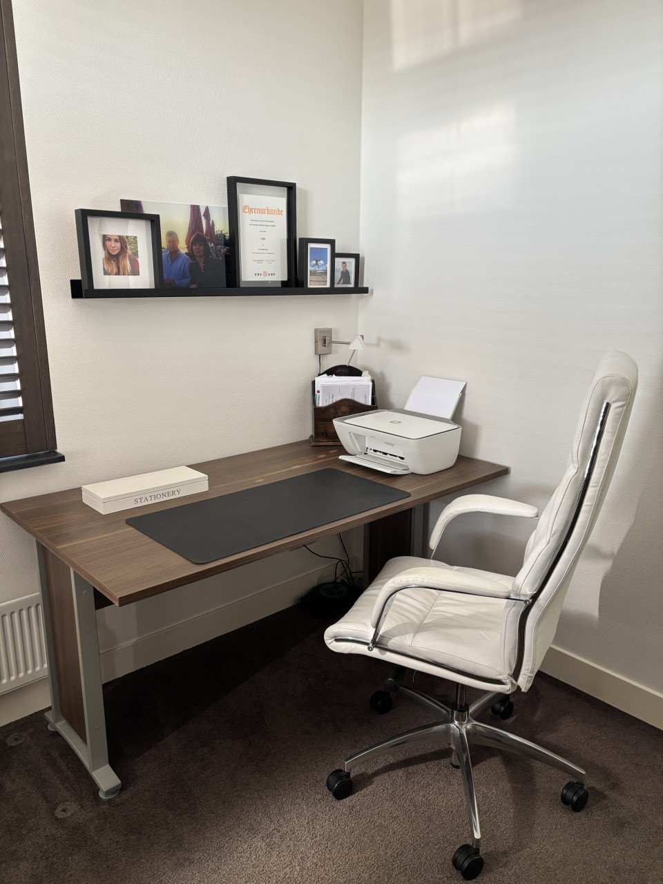 Bureau, kasten en bureaustoel walnoot