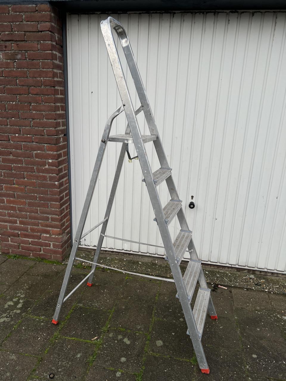 Aluminium huishoudelijk Trap 6 treden draagvermogen 150 kg.