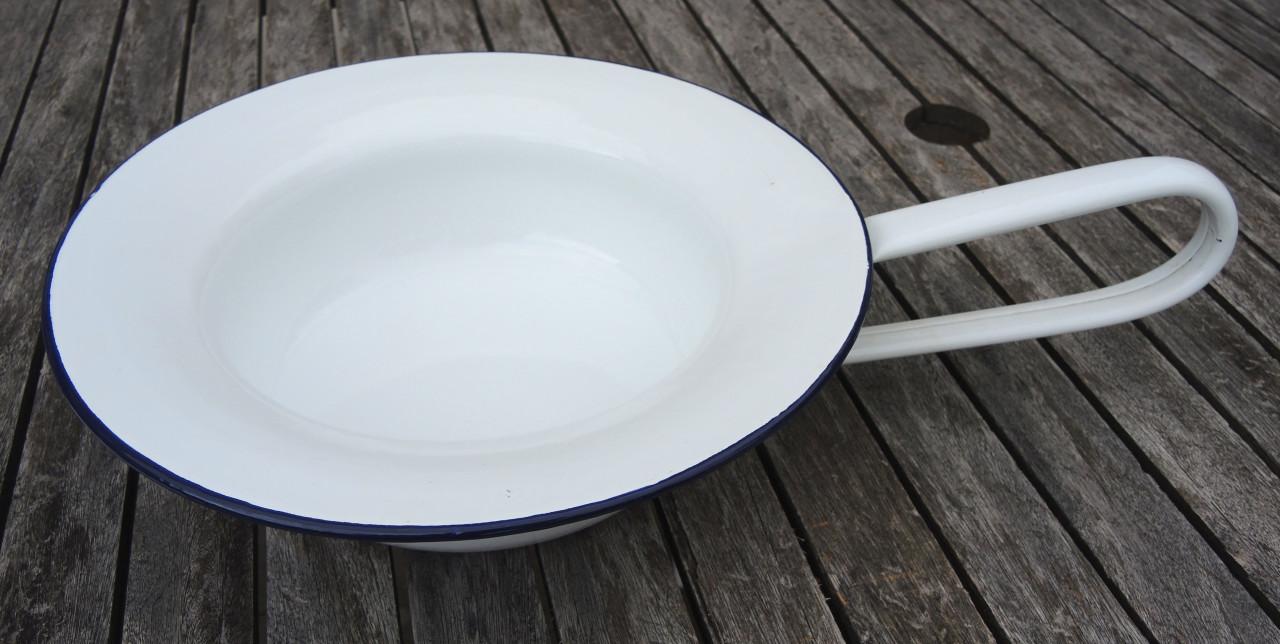 Emaille ondersteek / bedpan met deksel + emaille po