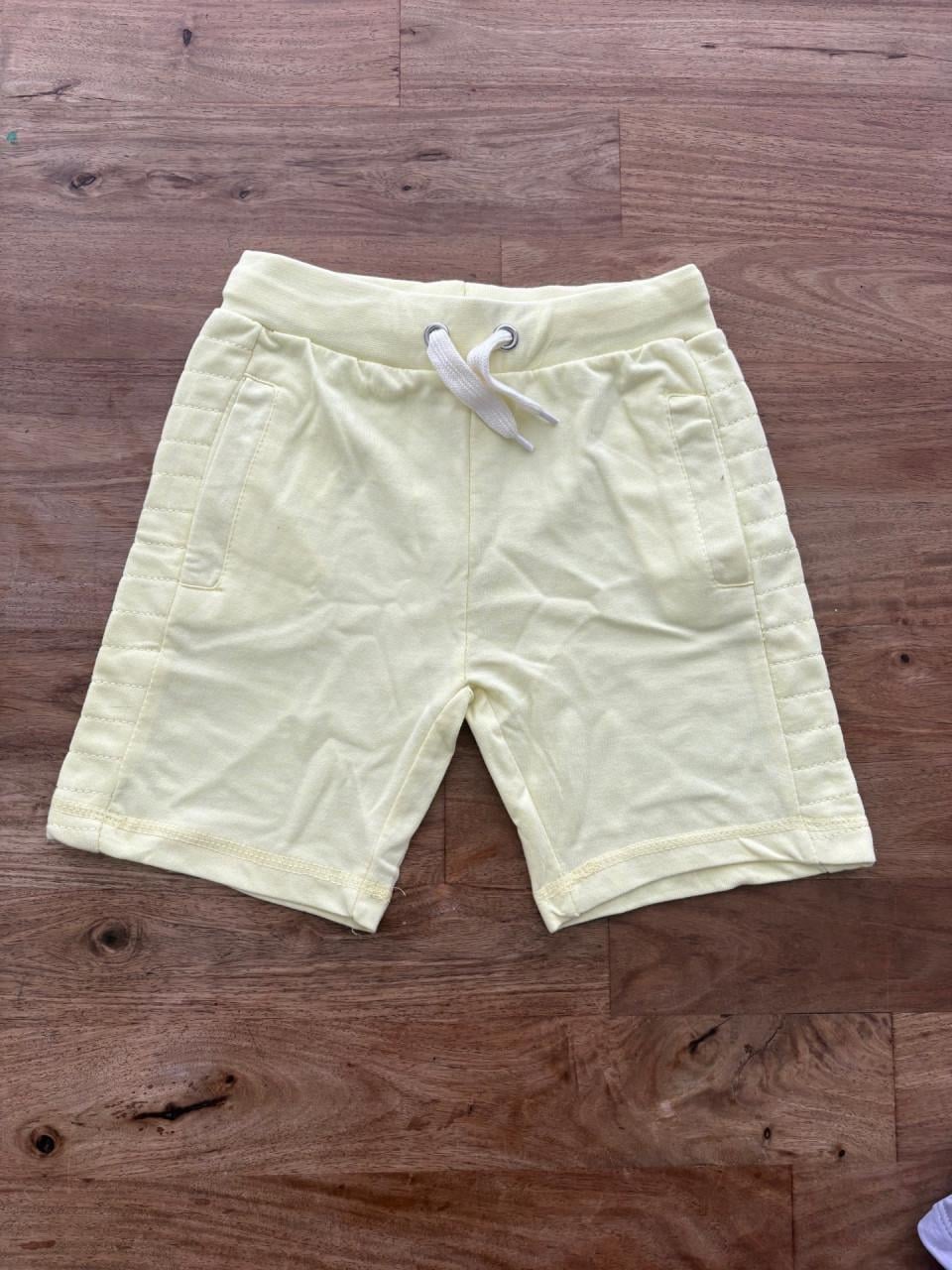 Kort joggingbroekje maat 122/128.