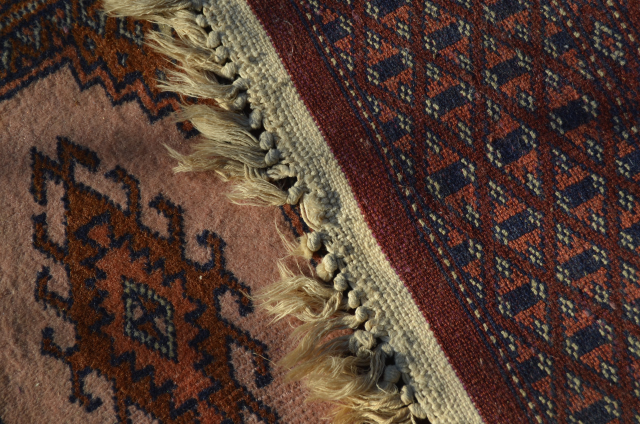 Vintage handgeknoopt kleed in redelijke staat
