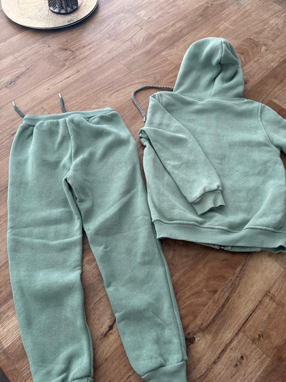 Joggingpak  maat 122/128.