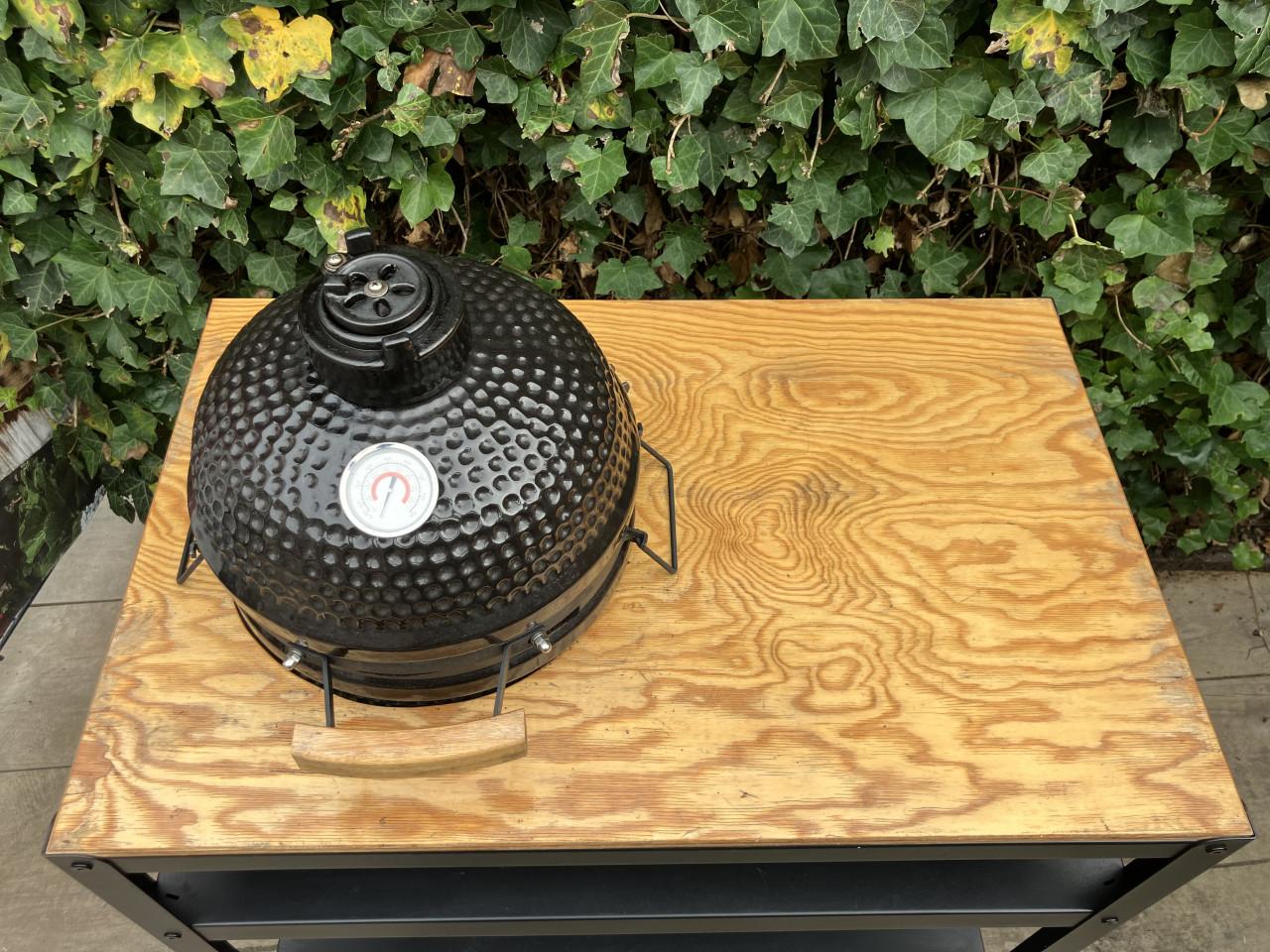 Mini kamado met werkbank